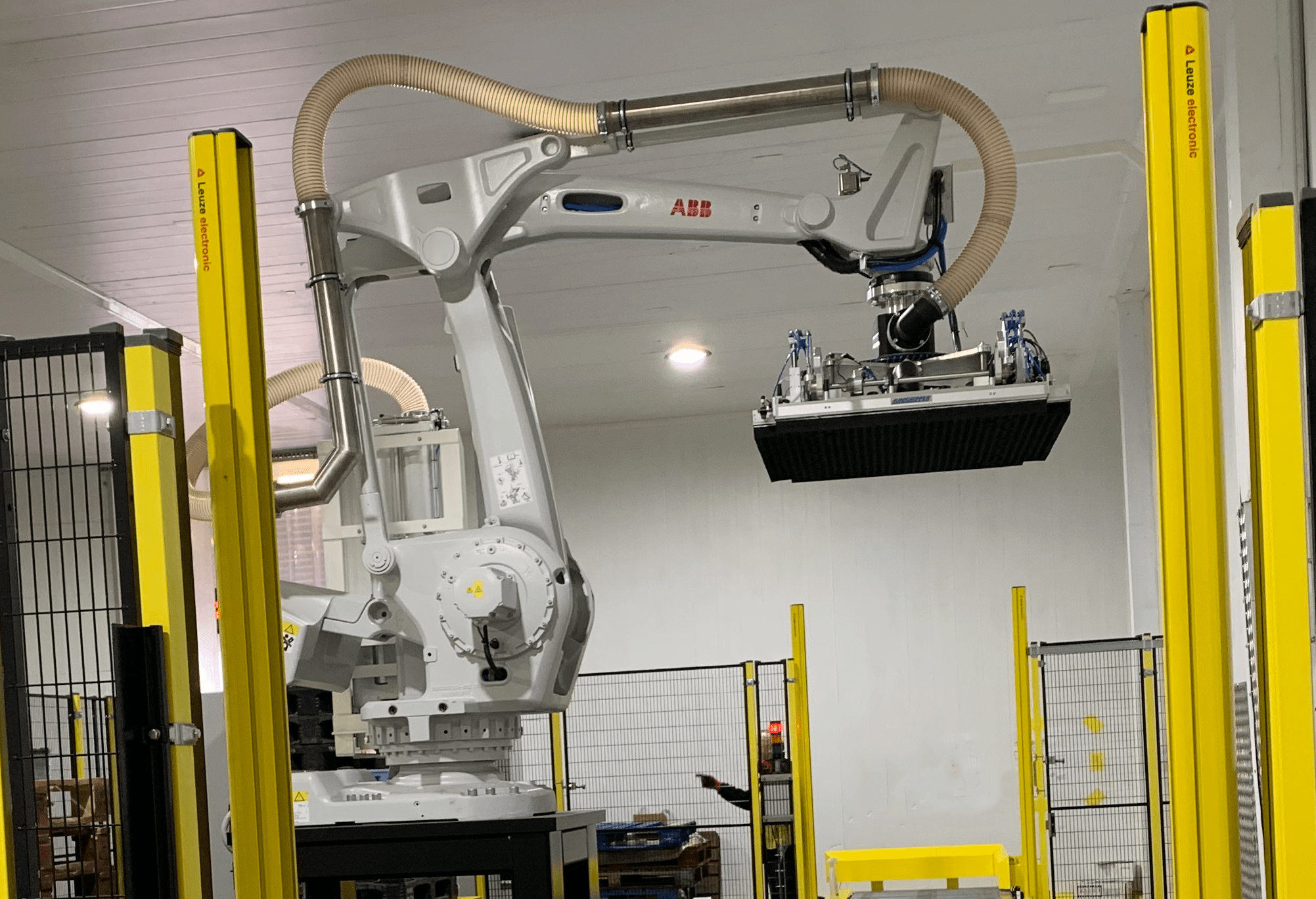 CKF automate their customer’s pallet de-topping